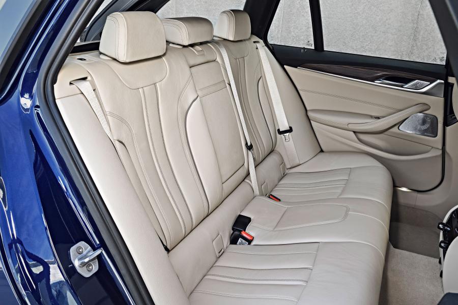 Интерьер BMW 530d xDrive Touring M Sport 2017 года  (WW) (фото 61 из 78)